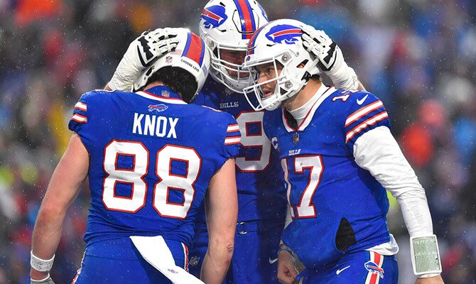 Josh Allen festeja un touchdown con sus compañeros en triunfo de los Buffalo Bills ante Miami