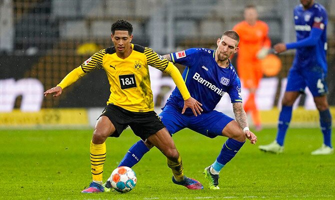 Jude Bellingham del Dortmund y Robert Andrich del Leverkusen