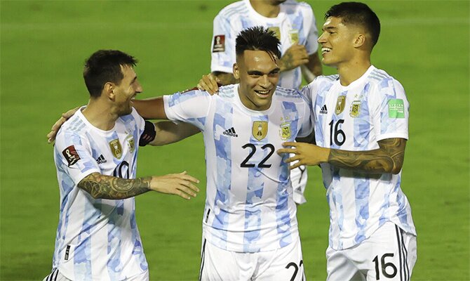 Lautaro y Messi se abrazan en la imagen junto a Correa. Cuotas y pronósticos Argentina vs Brasil.