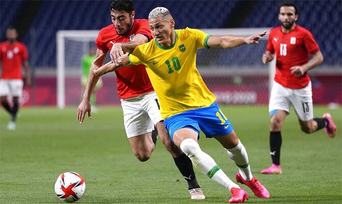 Richarlison se marcha de su rival en la imagen. Pronósticos final Tokio 2020, Brasil vs España.