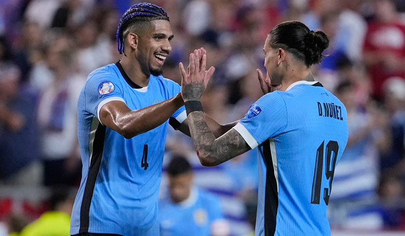 Ronald Araujo y Darwin Nunez celebran un gol de Uruguay
