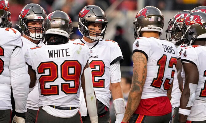 Tom Brady da indicaciones a sus compañeros en partido de Tampa Bay Bucs en la NFL 2022