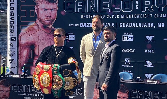 Saul Canelo Alvarez muestra sus titulos en la presentacion del combate contra John Ryder