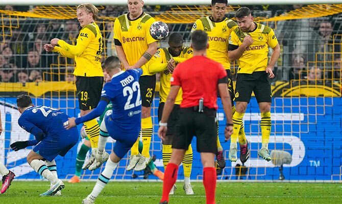 Ziyech del Chelsea cobra un tiro libre en la ida ante Borussia Dortmund