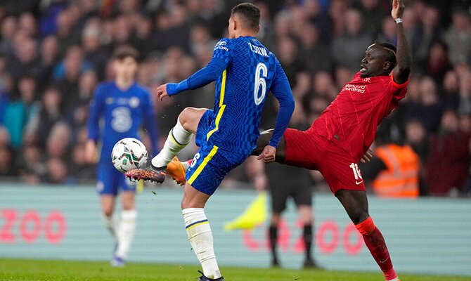 Thiago Silva de Chelsea despeja ante la marca de Sadio Mane