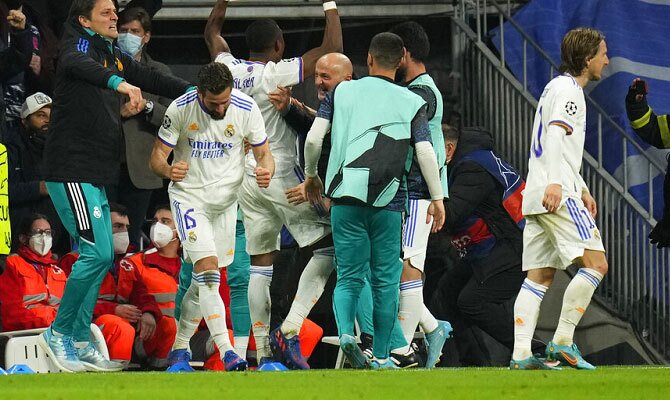 Jugadores del Real Madrid festejan una anotacion en la Champions League