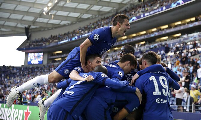 César Azpilicueta salta sobre sus compañeros celebrando un gol. Cuotas Chelsea vs Villarreal.
