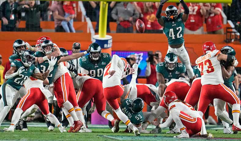 Harrison Butker anota un gol de campo en el Super Bowl 57