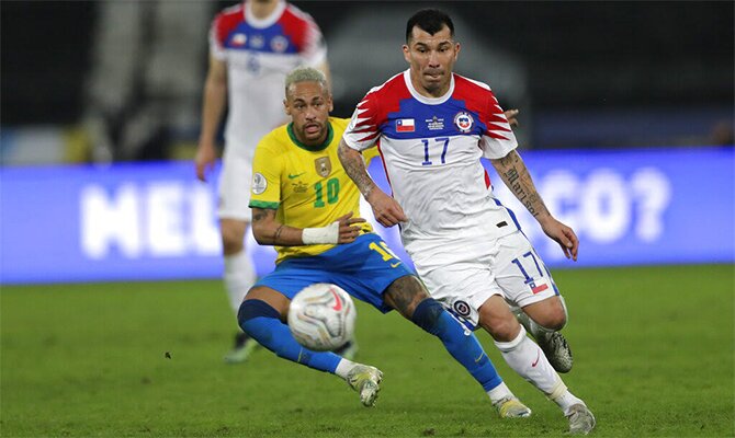Neymar y Gary Medel disputan el balón. Pronósticos de la Eliminatoria de CONMEBOL: Chile vs Brasil.