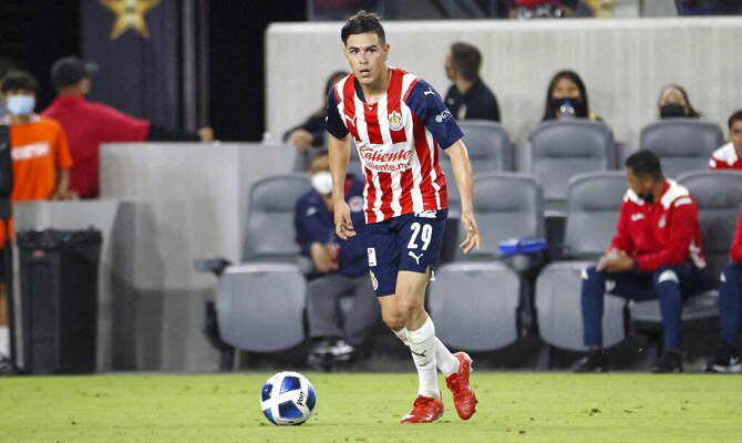 Alan Torres de las Chivas de Guadalajara controla el balón
