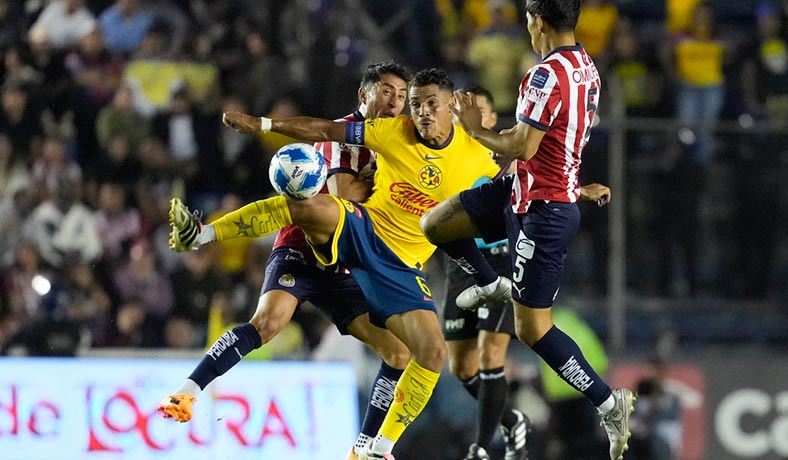Jonathan Dos Santos del America ante Victor Guzman de Chivas