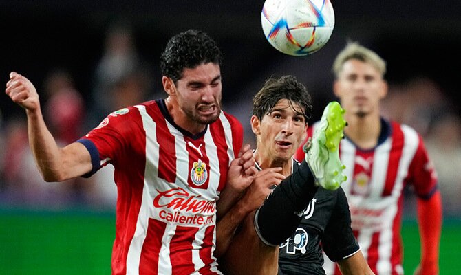 Paolo Yrizar despeja el balon en partido internacional de las Chivas