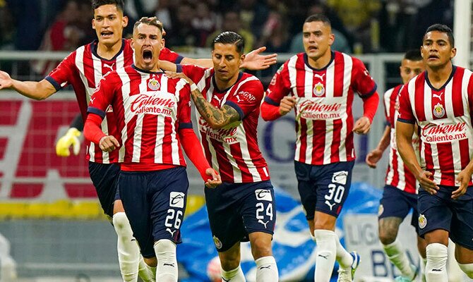 Carlos Cisneros de Chivas celebra un gol en el Clausura 2023
