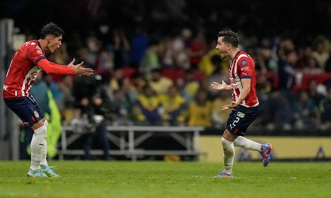 Alan Mozo celebra una anotación de las Chivas en la Liga MX