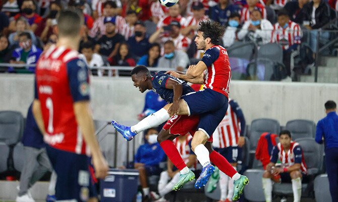 Antonio Briseno de las Chivas de Guadalajara cabecea un balon