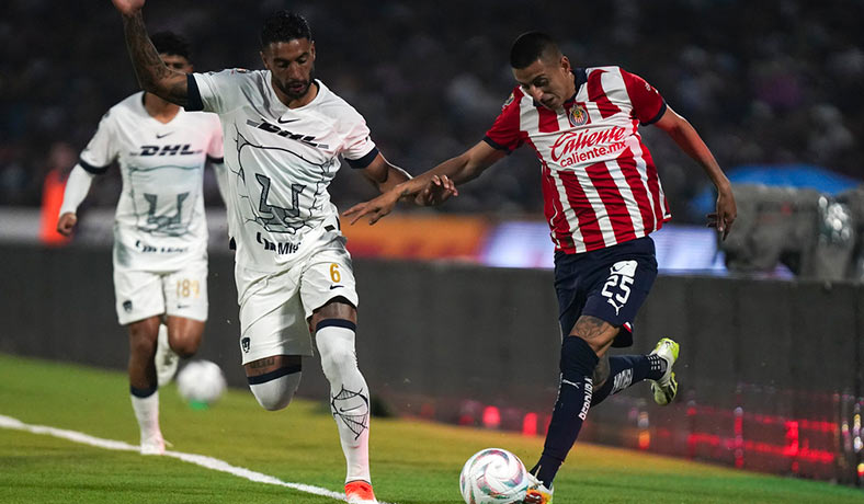 Nathan Silva de Pumas ante Roberto Alvarado de Chivas