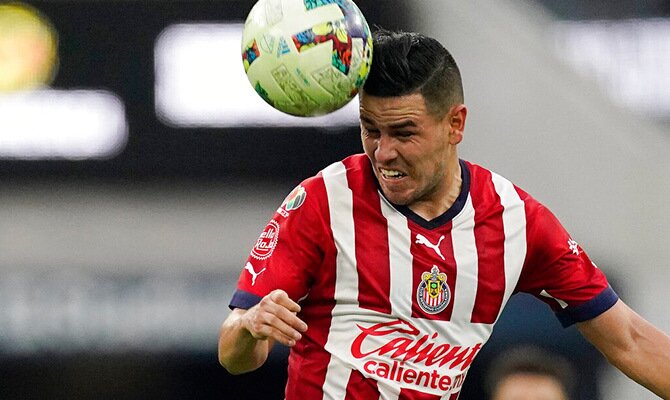 Eduardo Torres de las Chivas cabecea un balon aereo
