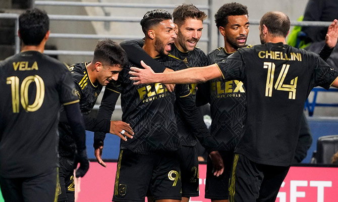 Denis Bouanga, Carlos Vela y Ryan Hollingshead festejan un gol de LAFC