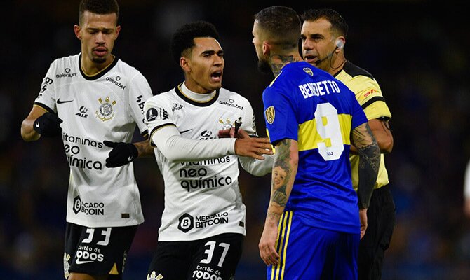 Du Queiroz de Corinthians y Dario Benedetto de Boca Juniors discuten