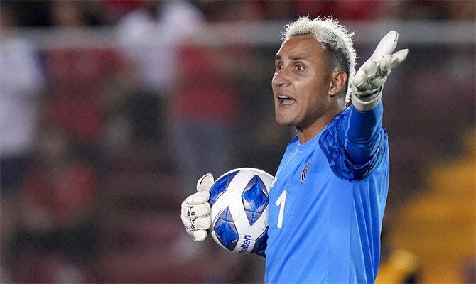 Imagen de Keylor Navas dando una orden a sus compañeros. Cuotas y pronósticos Costa Rica Vs México.