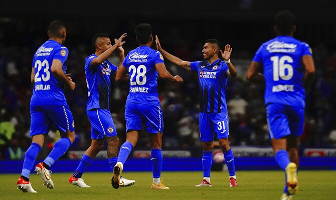 Jugadores de Cruz Azul celebrando un gol. Cuotas Clásico Joven de la Liga Mx, Cruz Azul vs América.