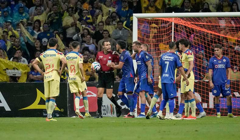 Jugadores de Cruz Azul y America hablan con el arbitro Marco Ortiz
