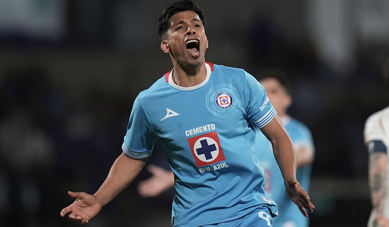 Angel Sepulveda celebra un gol de Cruz Azul ante Tigres