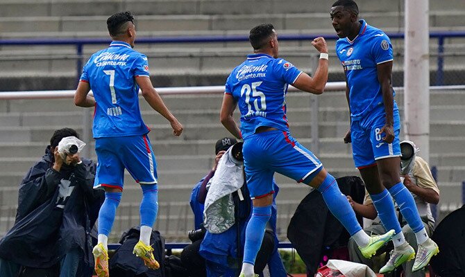 Gonzalo Carneiro de Cruz Azul festeja un gol con sus compañeros