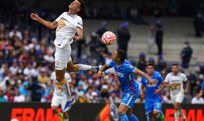 Juan Dinenno de Pumas cabecea ante la marca de Julio Dominguez de Cruz Azul