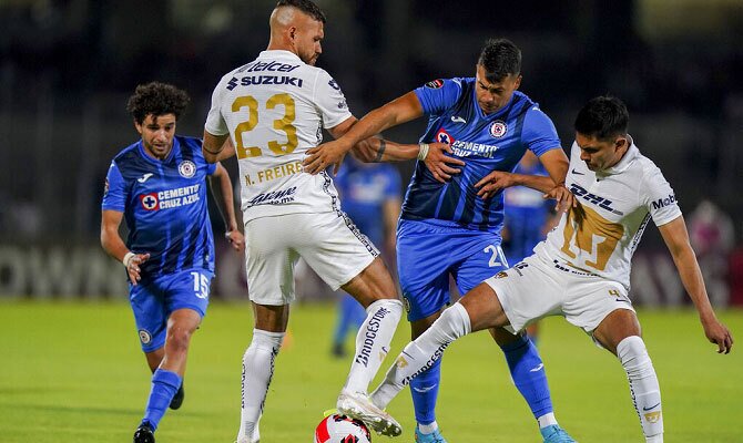 Nicolas Freire de los Pumas en accion contra el Cruz Azul