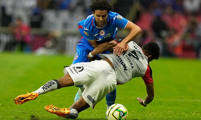 Ignacio Rivero de Cruz Azul en partido contra el Atlas en el Estadio Azteca