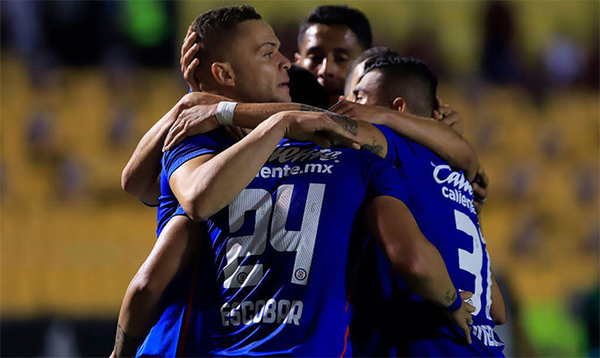 Edgar Méndez del Cruz Azul contra el León en la Copa Mx