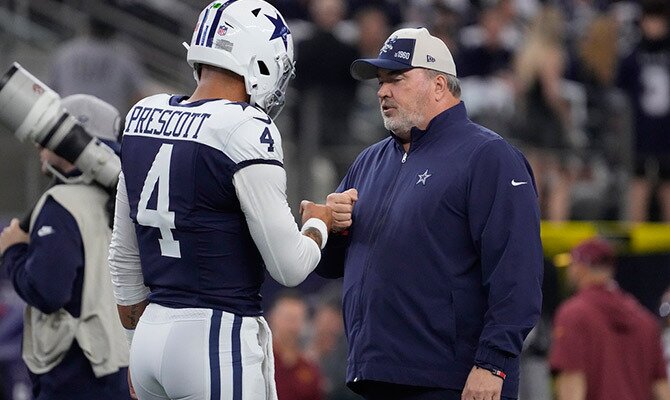 El quaterback Dak Prescott saluda al coach Mike McCarthy de los Cowboys