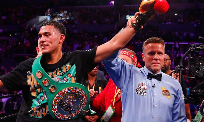 El boxeador estadounidense David Benavidez con el cinturón de WBC