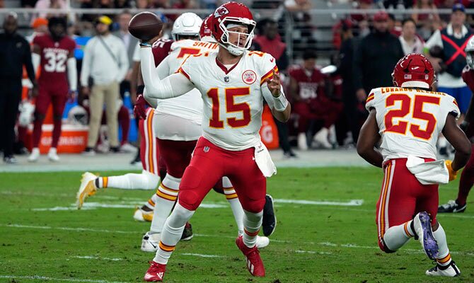 Patrick Mahomes mira para lanzar un pase en partido de pretemporada de los Chiefs