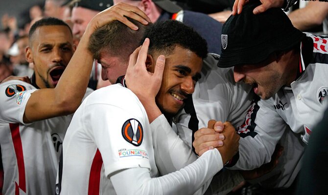 Futbolistas del Eintracht Frankfurt celebran con sus aficionados
