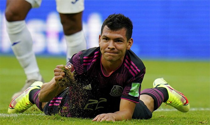 Hirving Lozano aparece tumbado en la imagen. Eliminatoria de CONCACAF, picks El Salvador vs México.