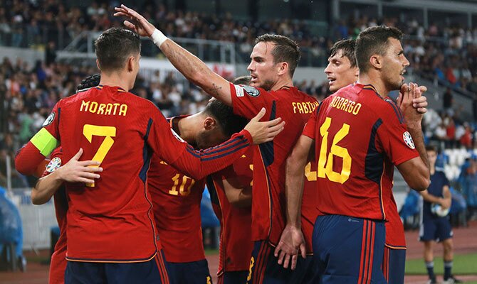 Alvaro Morata y Ferran Torres festejan una anotacion para España