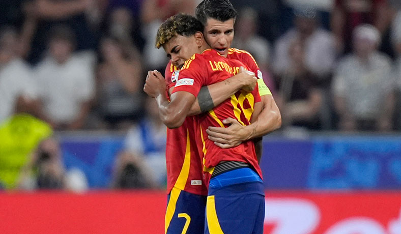 Morata abraza a Yamal tras el pase de España a la final del a Euro