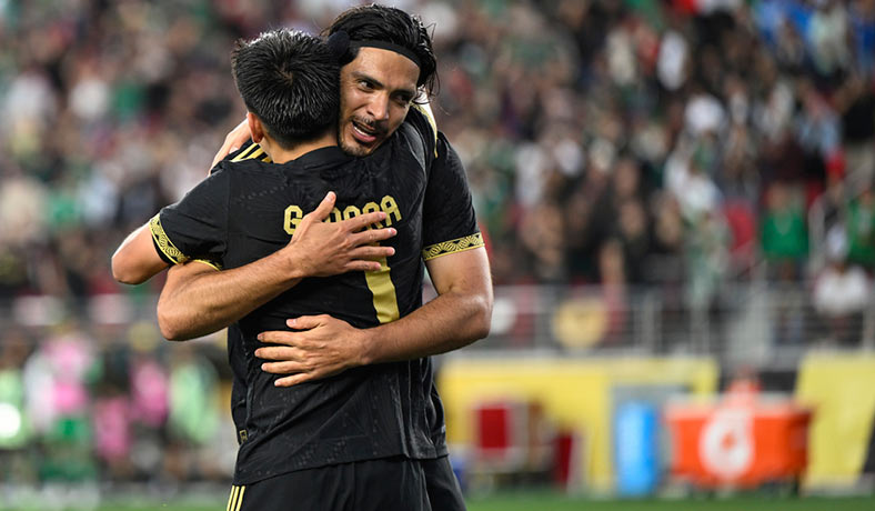 Raúl Jiménez y Gilberto Mora celebran un gol del Tri