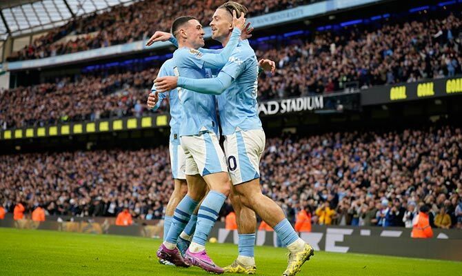 Jack Grealish festeja un gol del Man City con Phil Foden
