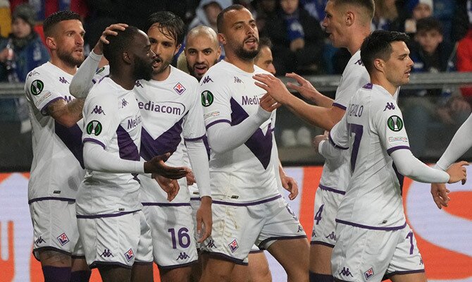 Jonathan Ikone celebra un gol de Conference League con otros jugadores de la Fiorentina