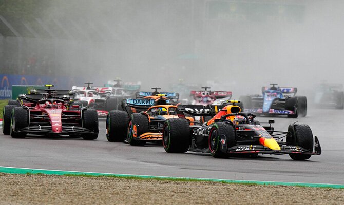 Sergio Perez de Red Bull liderando la carrera en Imola