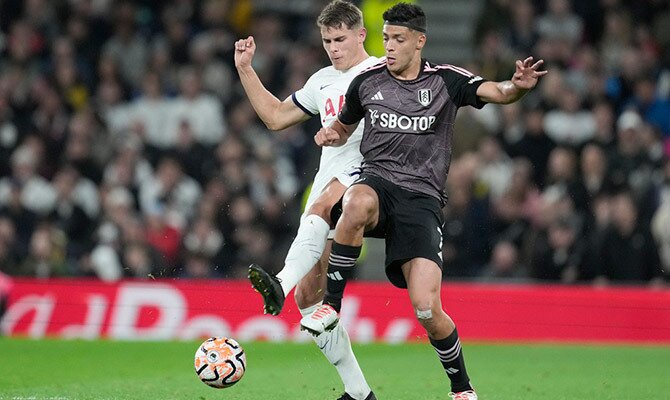 Raul Jimenez del Fulham en partido contra el Tottenham