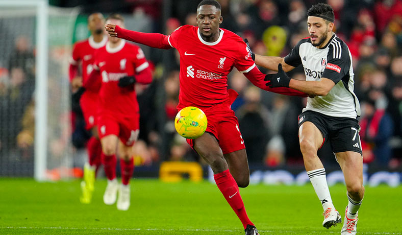 Raul Jimenez disputa el balon con Ibrahima Konate en Liverpool vs Fulham