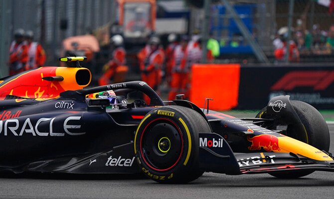 Sergio Perez de Red Bull avanza en el GP de Ciudad de Mexico 2022