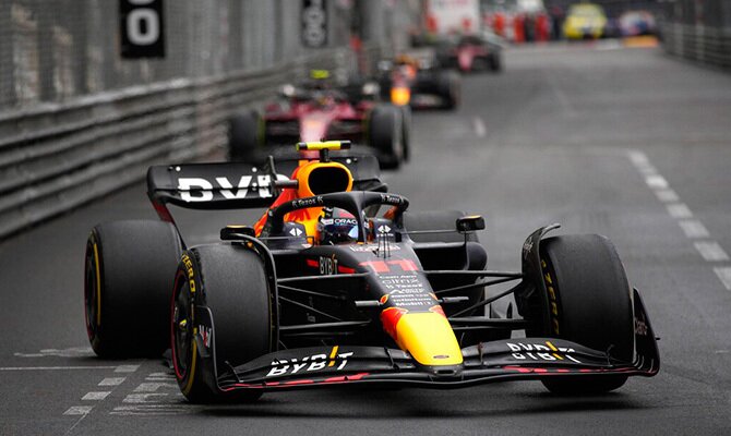 Sergio Checo Perez de Red Bull liderando una carrera de Formula 1 2022