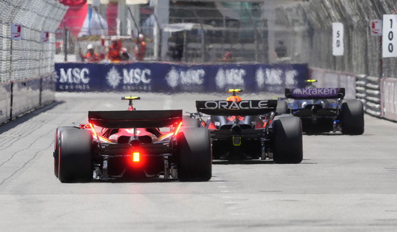 Carlos Sainz de Ferrari y Sergio Perez de Red Bull en Mónaco