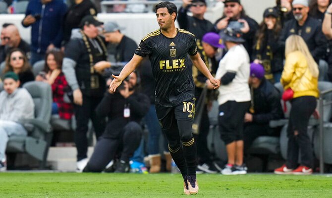 Carlos Vela en acción con LAFC en partido de temporada regular de la MLS 2023