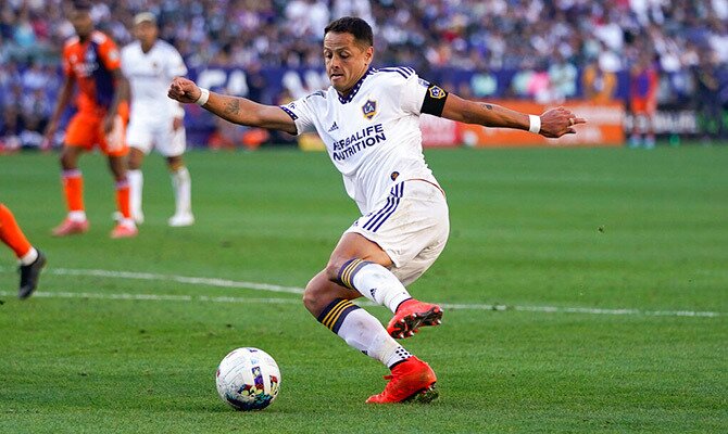 Javier Chicharito Hernandez en accion con el Galaxy en la MLS